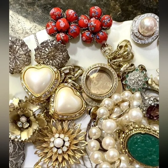 Vintage Estate Costume Jewelry 5 LB Lots, Signed And Unsigned, All wearable - Picture 16 of 16